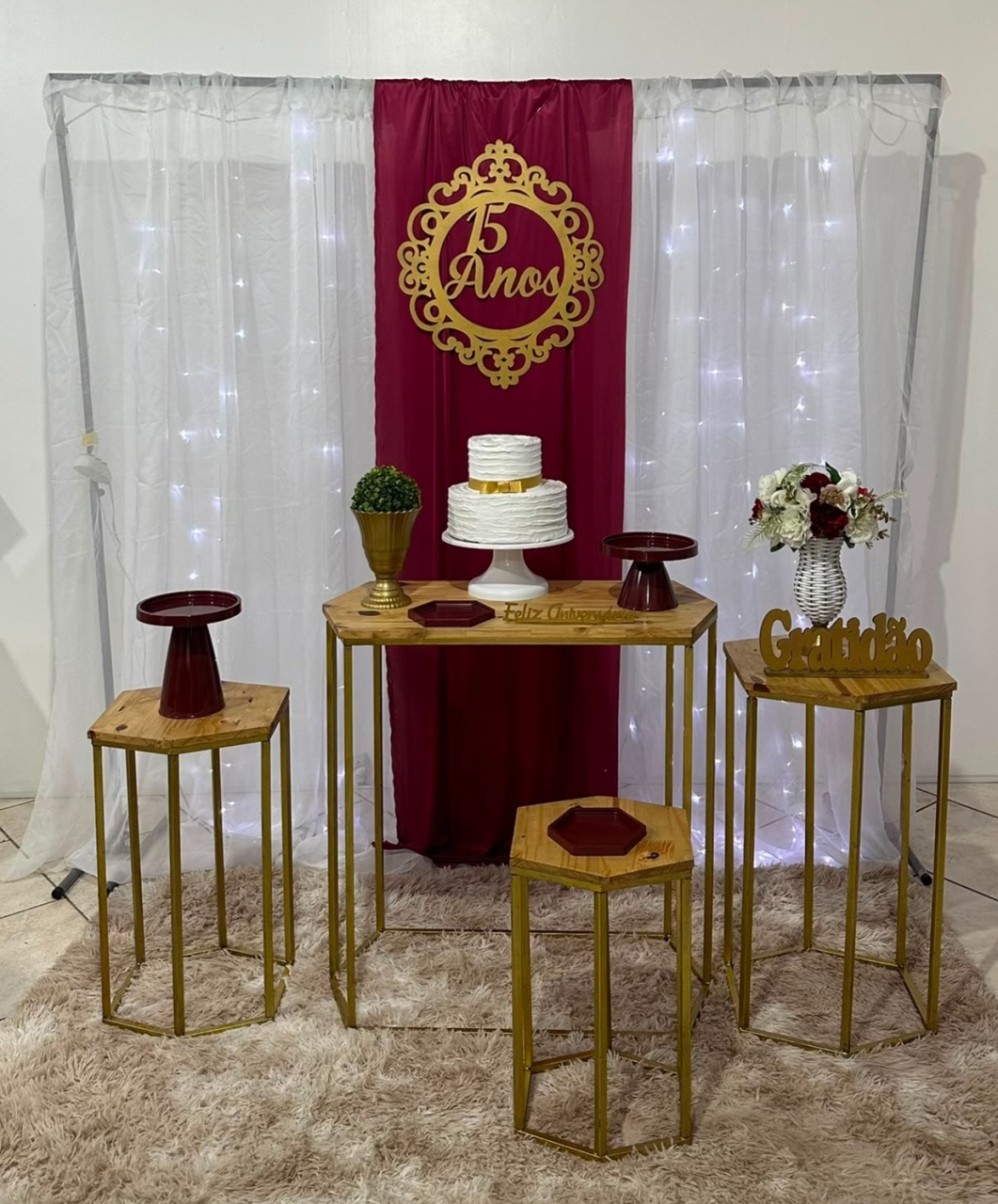 Kit 15 Anos Marsala Com Mesa Sextavada - Michi Pegue e Monte