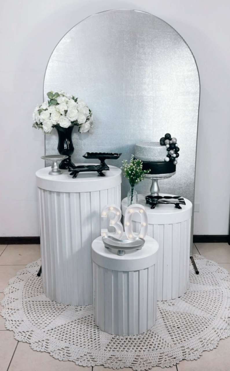 Composição Prata Com Preto - Cilindros Ripados Branco - TudFestas