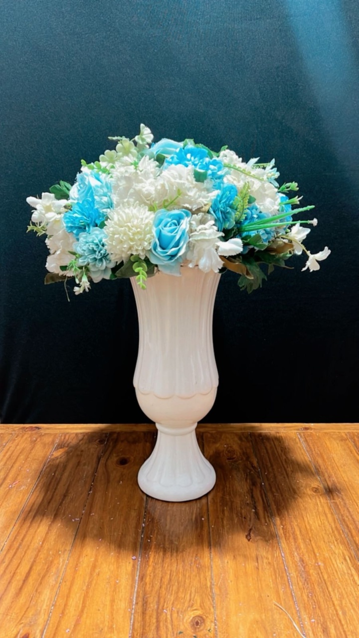 Arranjo de Flores Branco Azul Misto - TudFestas