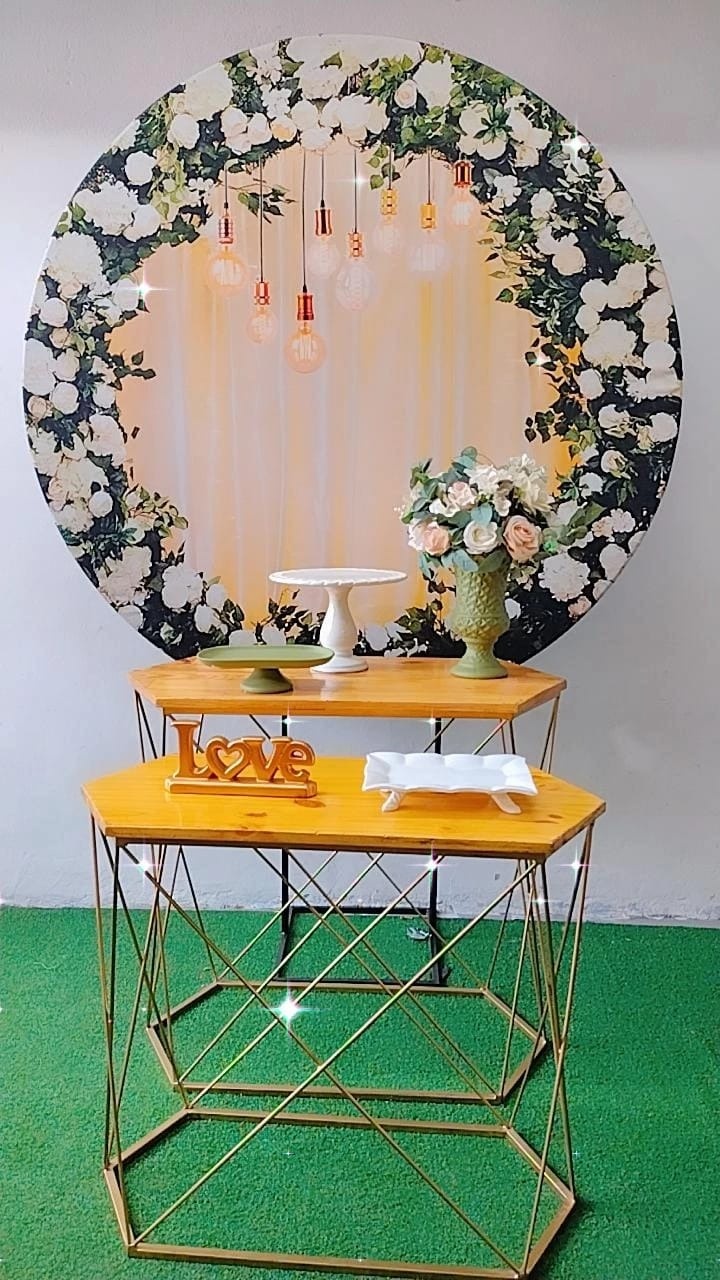 Composição Verde + Branco/Dourado Floral Luzes Mesas - TudFestas