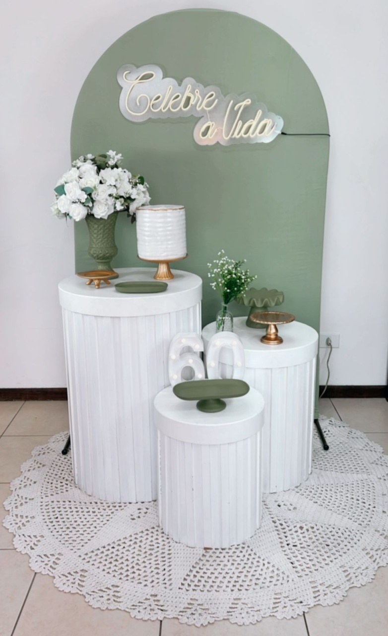 Composição Verde Com Dourado - Cilindros Ripados Branco Mod 2  - TudFestas