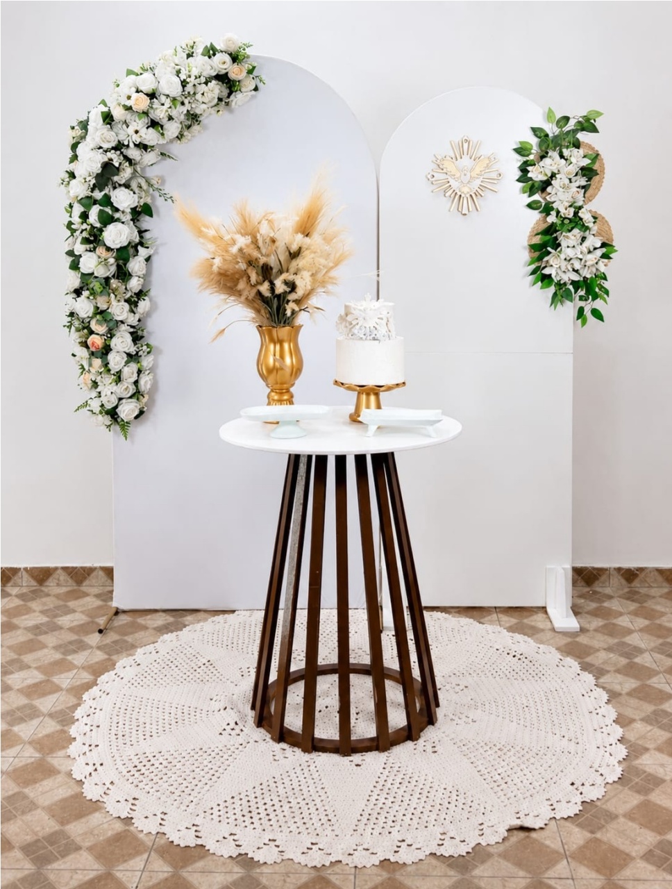 Composição Batizado Floral Branco - Modelo 4 - TudFestas