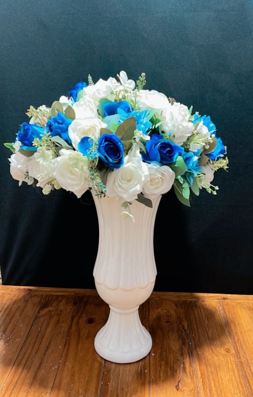 Arranjo de Flores Branco Azul Misto - TudFestas