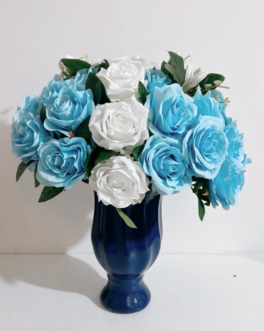 Arranjo de Flores Azul E Branco Mod2  - TudFestas