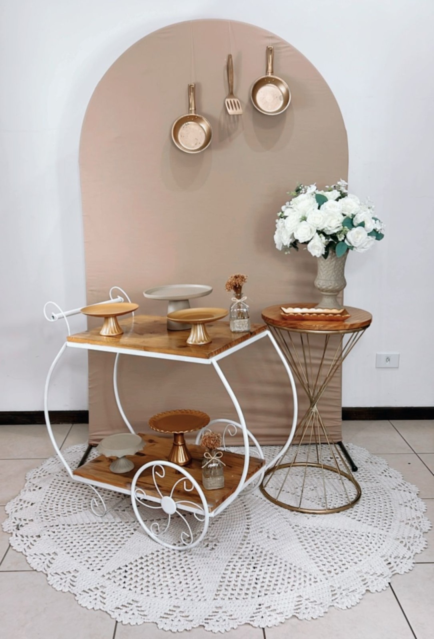 Composição Bege Com Dourado - Carrinho de Chá + Mesinha. - TudFestas