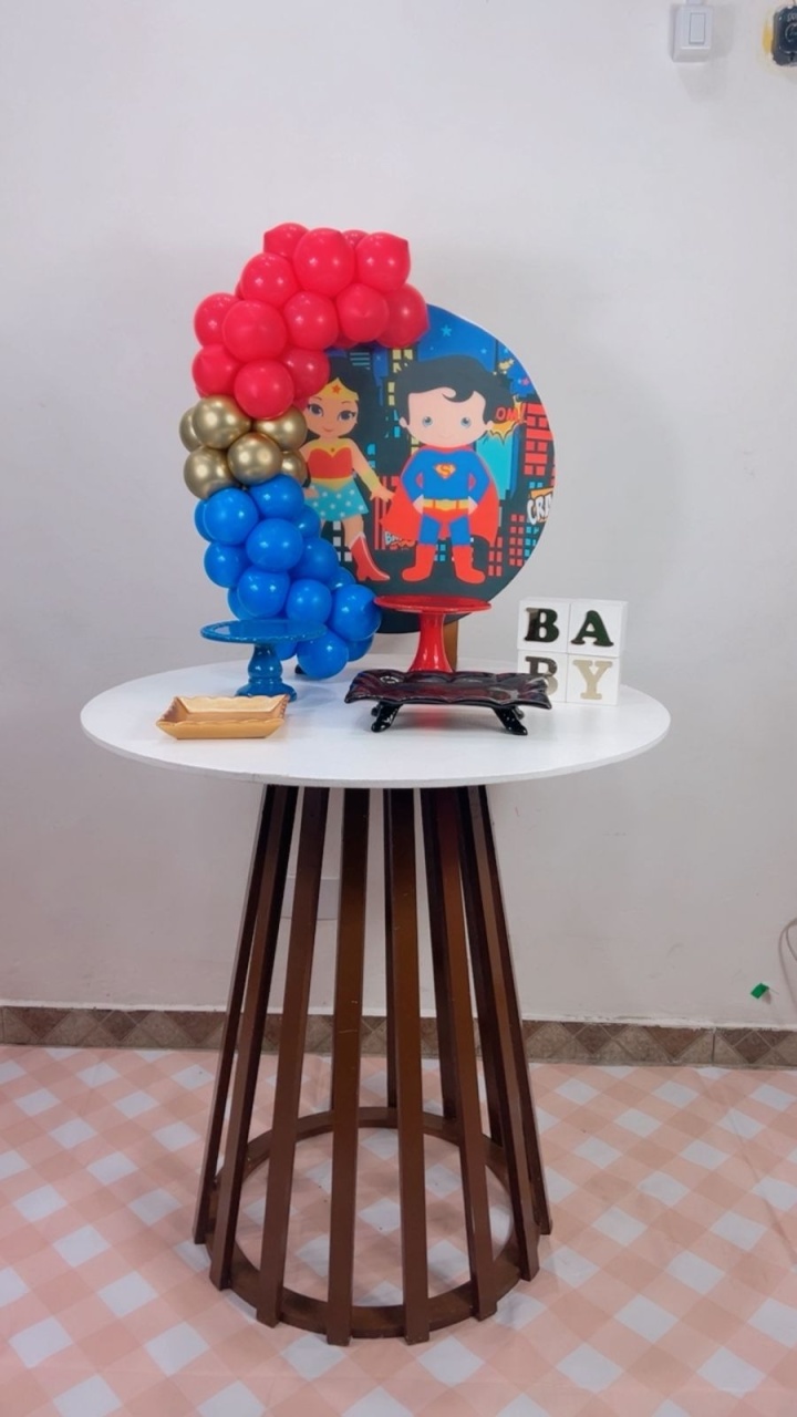 Kit Rubi Super Man E Mulher Maravilha - Com Mesinha  - TudFestas
