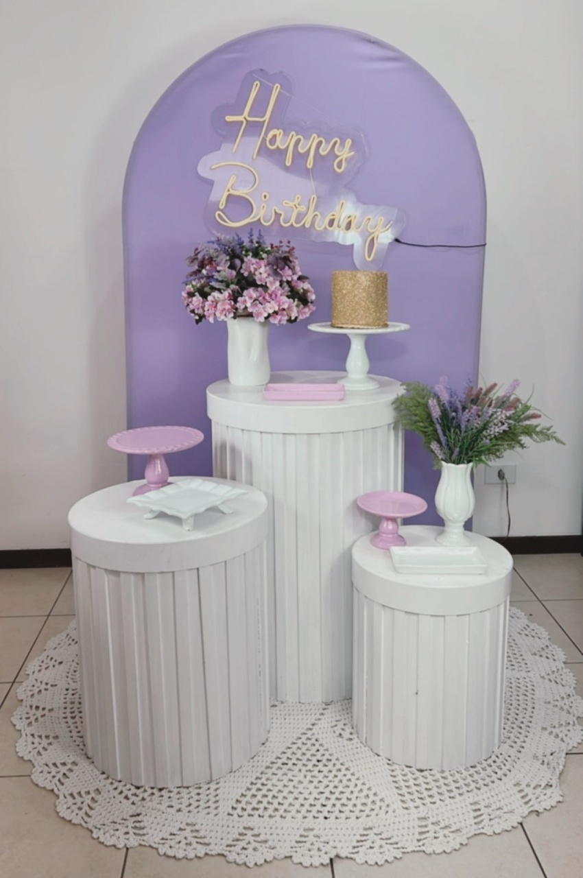 Composição Lilás Com Branco  - Cilindros Ripados Branco Mod 2   - TudFestas