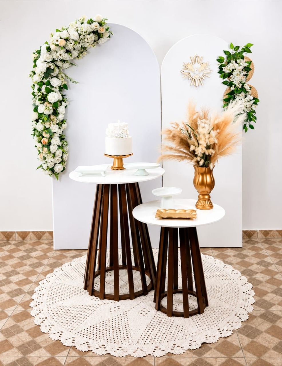 Composição Batizado Floral Branco - Modelo 3 - TudFestas