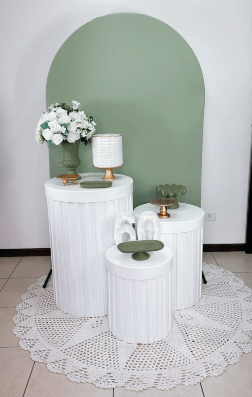 Composição Verde Com Dourado - Cilindros Ripados Branco   - TudFestas