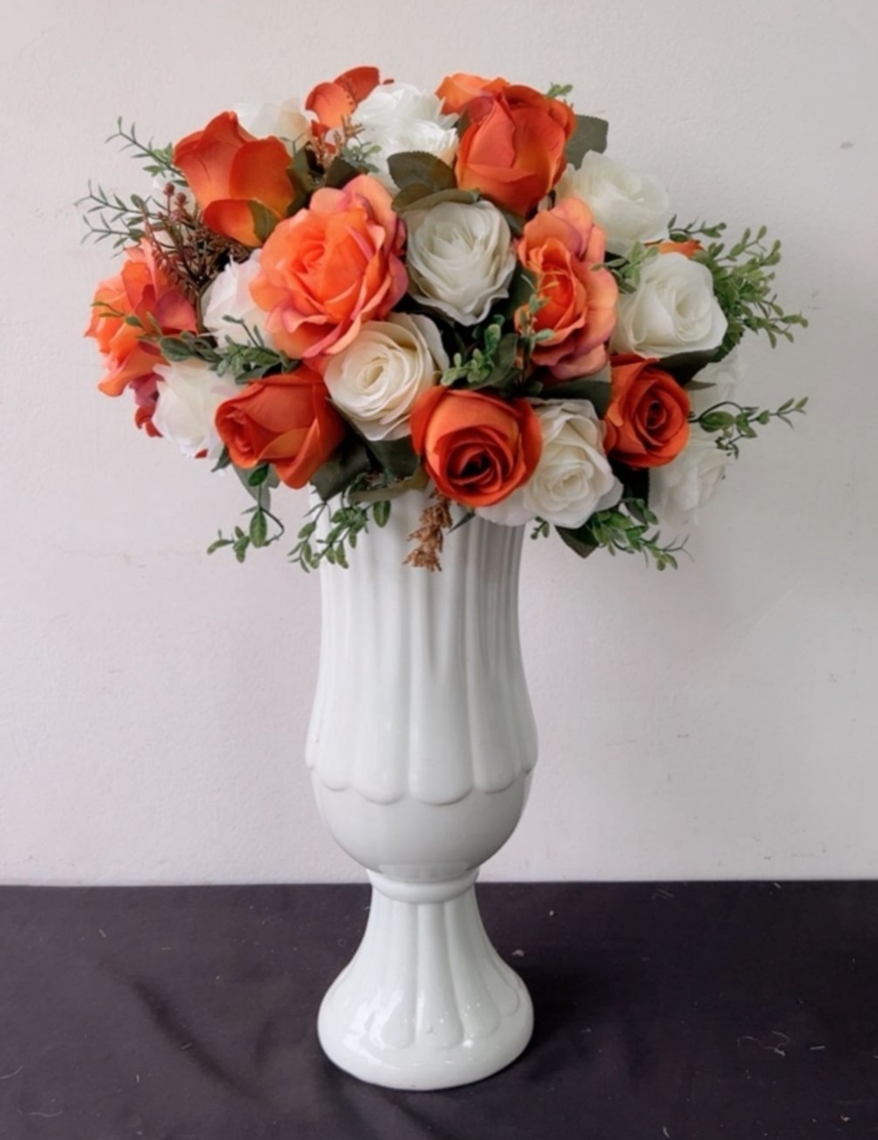 Arranjo de Flores Terra Cota E Branco - TudFestas