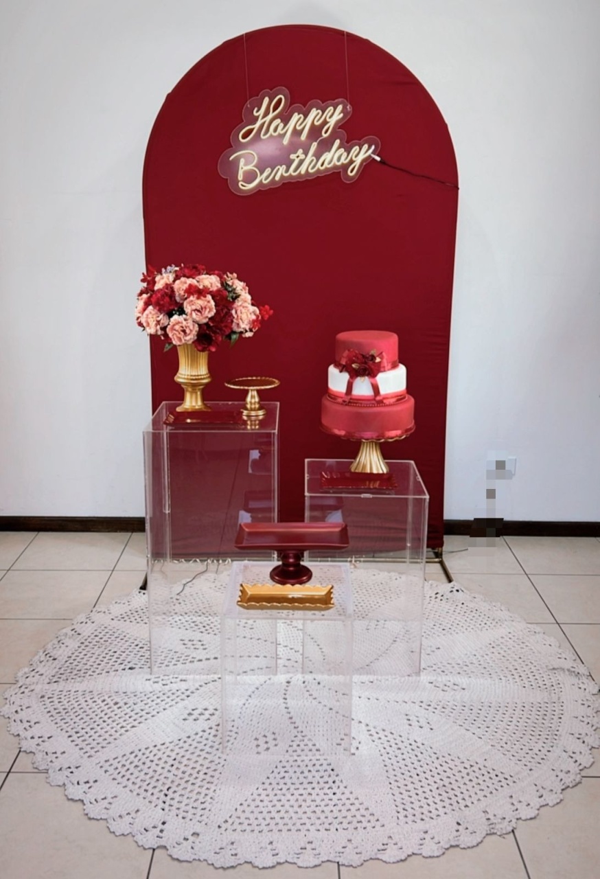 Composição Marsala Com Dourado - Cilindros Ripados Branco   - TudFestas