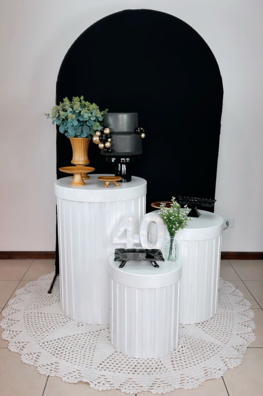Composição Preto Com Dourado - Cilindros Ripados Branco - TudFestas