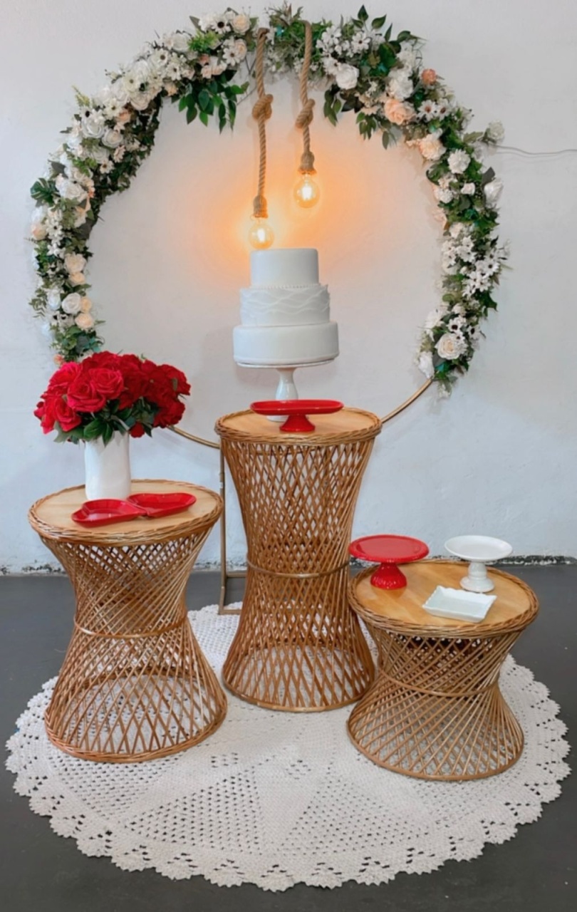 Composição Vermelho E Branco - Mesas Vime - TudFestas
