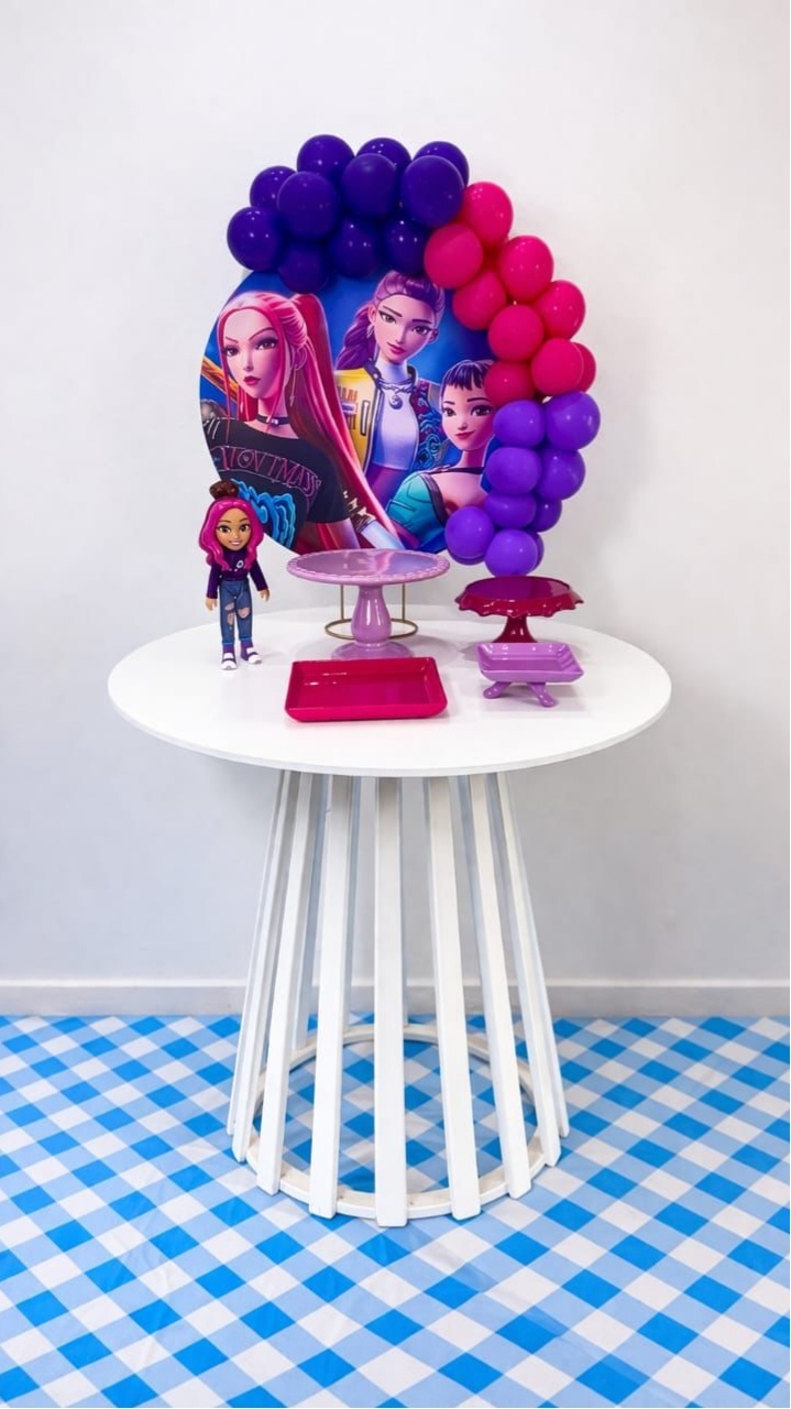 Kit Rubi Guerreiras Do K-Pop Com Mesinha - TudFestas