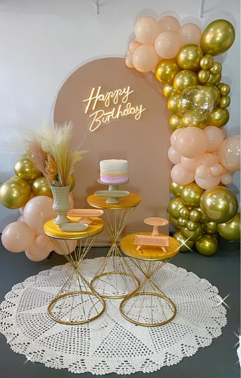 Composição Bege Com Dourado - TudFestas