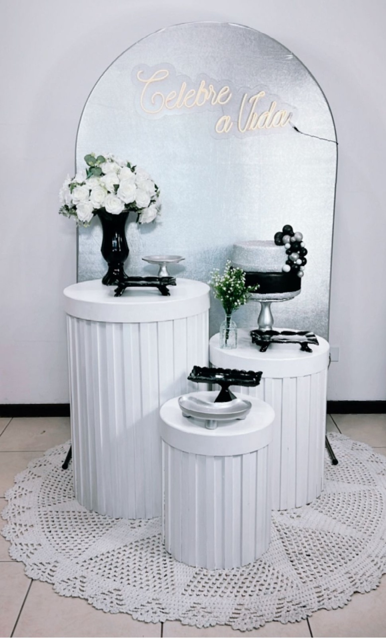 Composição Prata Com Preto - Cilindros Ripados Branco Mod 2 - TudFestas