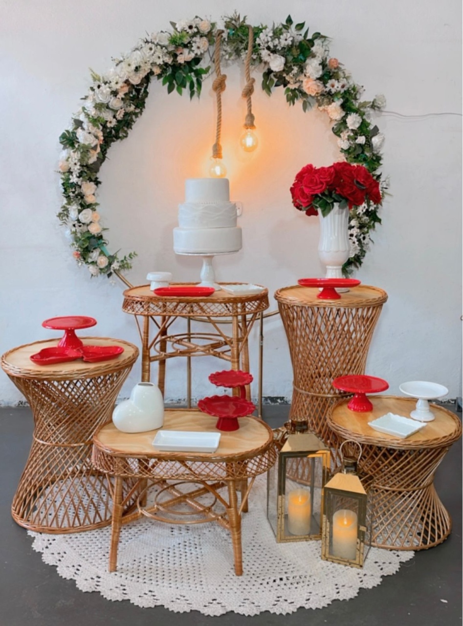 Composição Vermelho E Branco - Mesas Vime - TudFestas