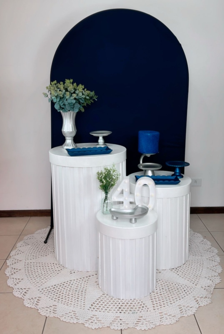 Composição Azul Com Prata - Cilindros Ripados Branco - TudFestas