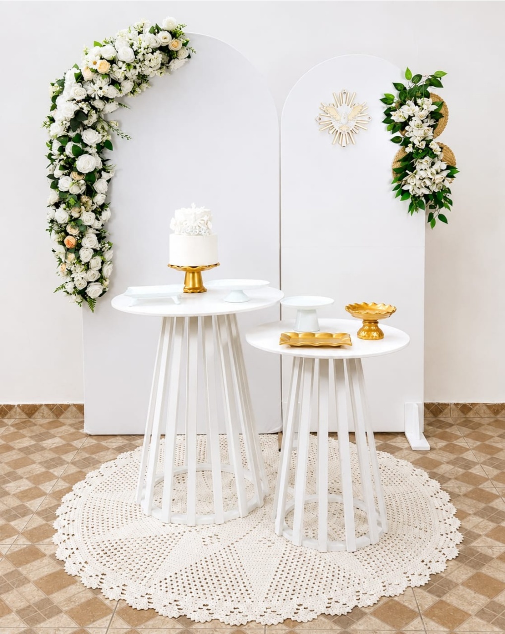 Composição Batizado Floral Branco - Modelo 6 - TudFestas