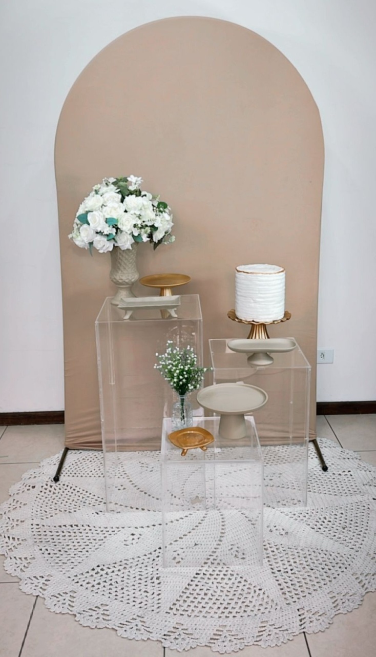 Composição Bege Com Dourado - Cubos Acrílicos  - TudFestas