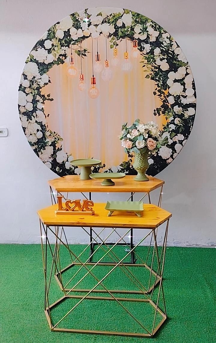 Composição Verde + Dourado Floral Luzes Mesas  - TudFestas