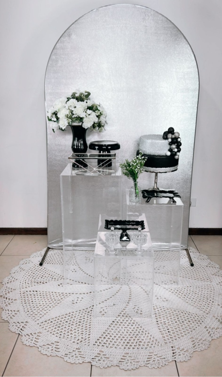 Composição Prata Com Preto - Cubos Acrílicos + Peças de Luxo - TudFestas