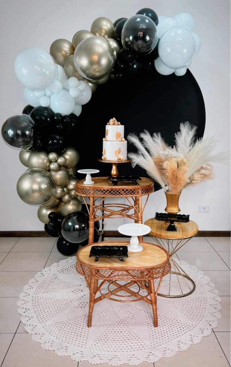 Composição Preto Com Dourado - Mesas Vime Oval  - TudFestas