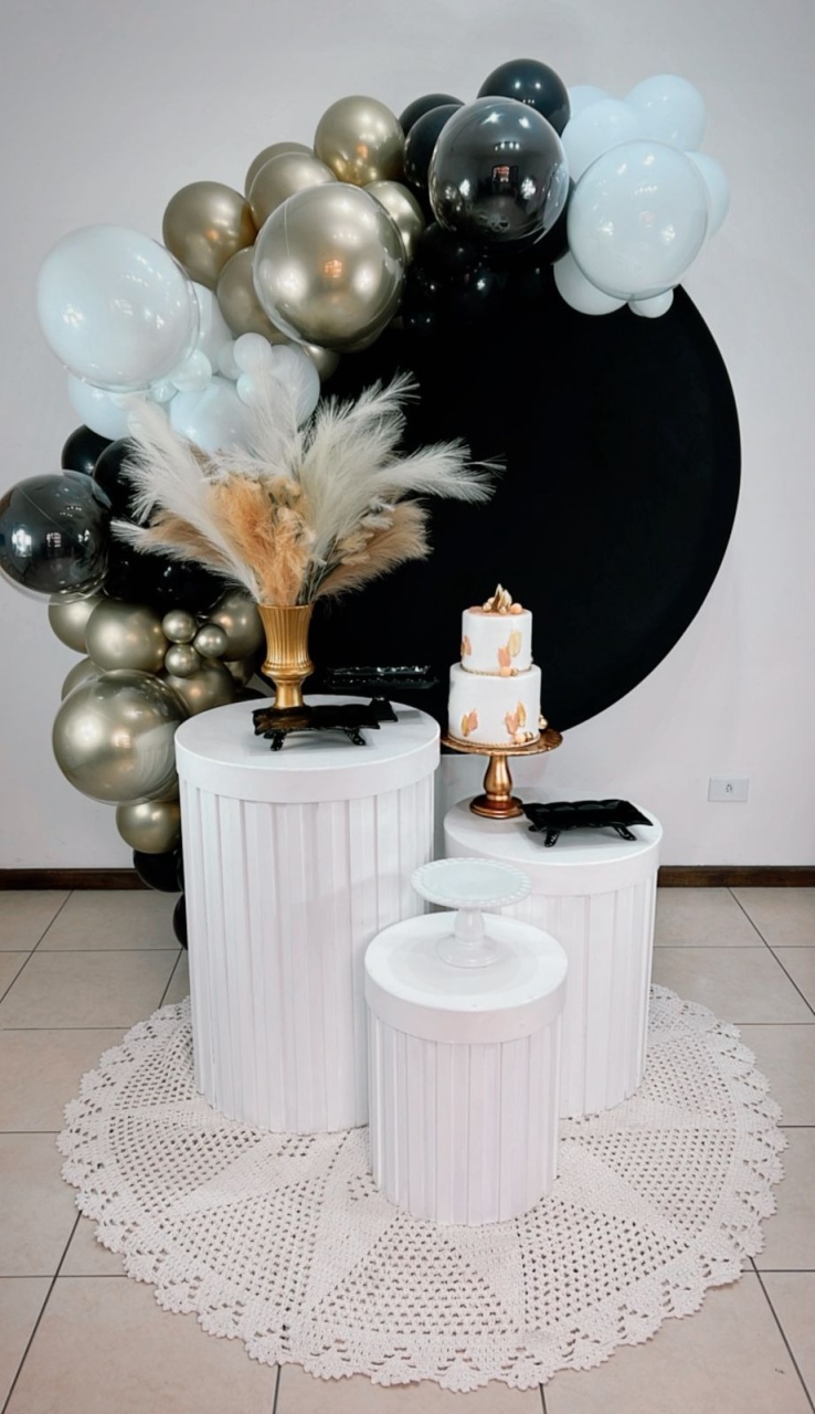 Composição Preto Com Dourado - Cilindros Ripados Branco. - TudFestas