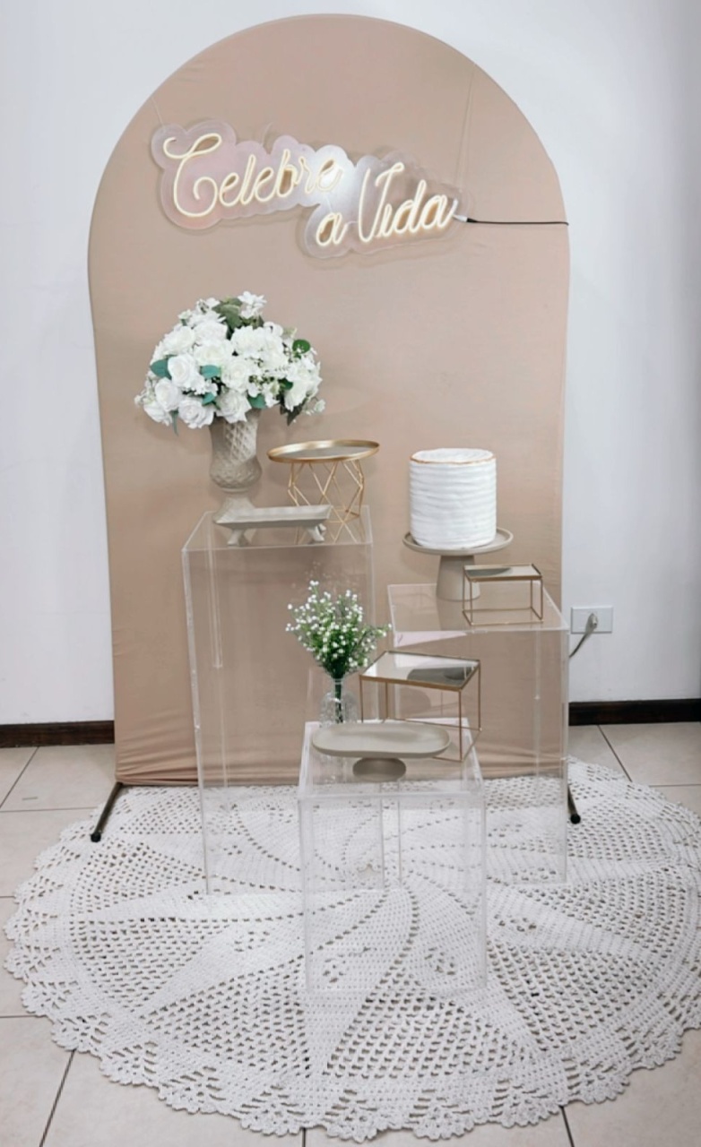 Composição Bege Com Dourado - Cubos Acrílicos + Peças de Luxo  - TudFestas