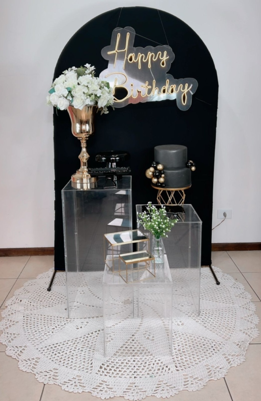Composição Preto Com Dourado - Cubos Acrílicos + Peças de Luxo  - TudFestas