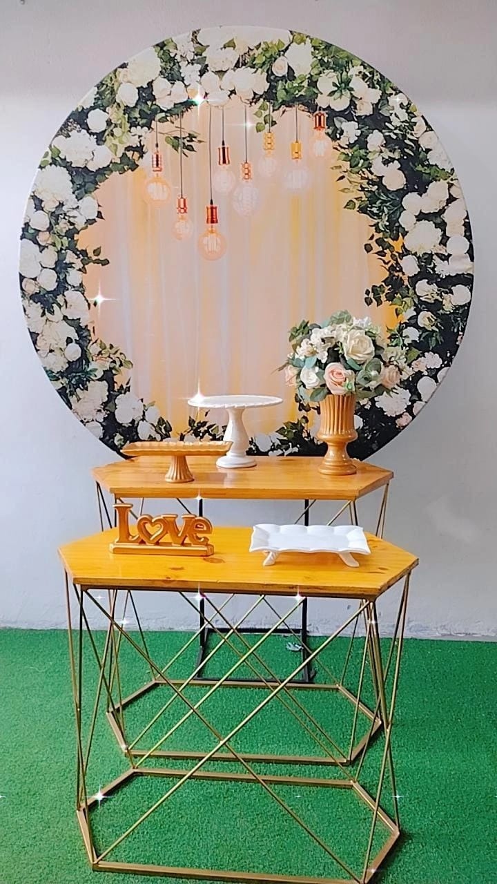 Composição Dourado + Branco Floral Luzes Mesas  - TudFestas