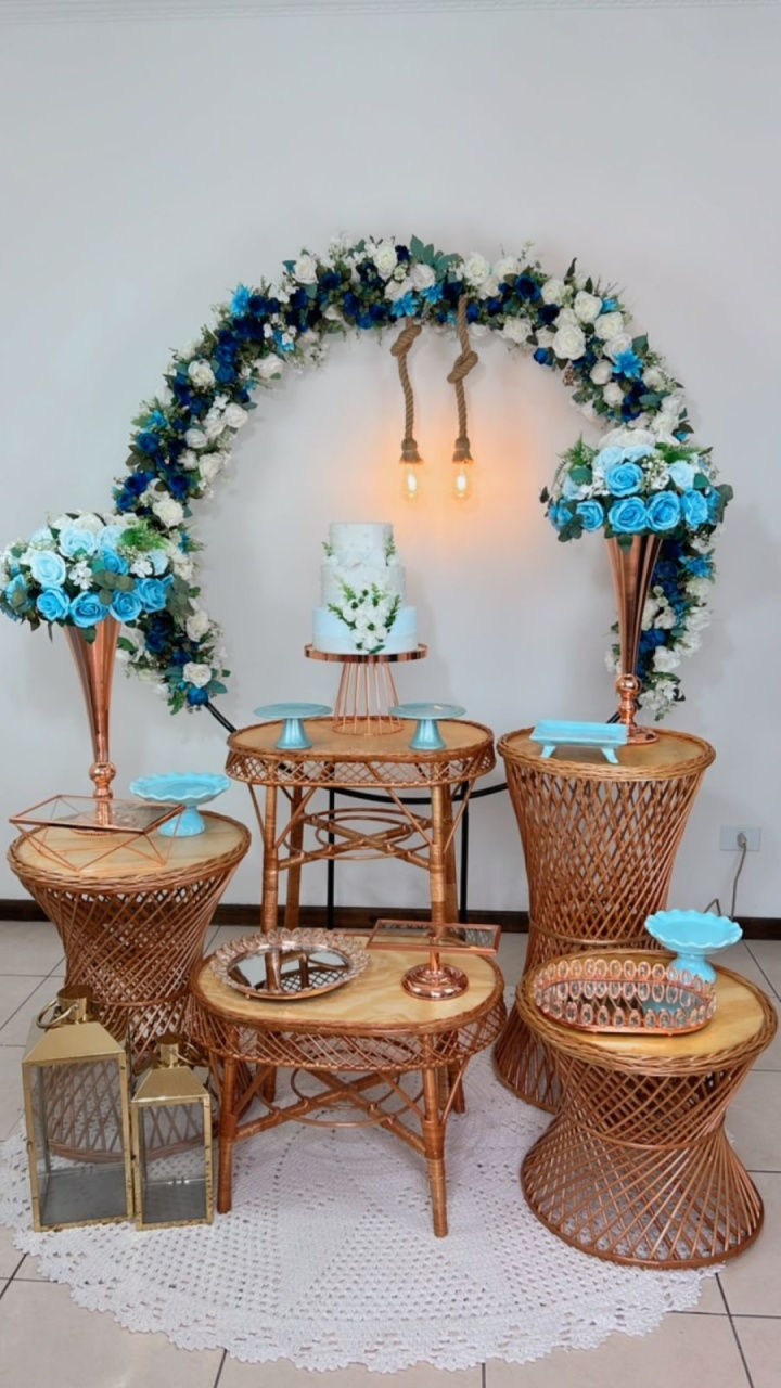 Composição Azul Com Rose - Mesas Vime - Peças Luxo - TudFestas