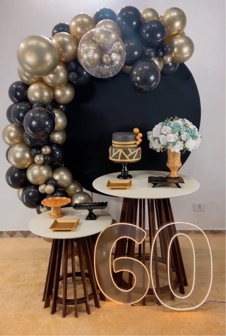 Composição Preto Com Dourado - TudFestas