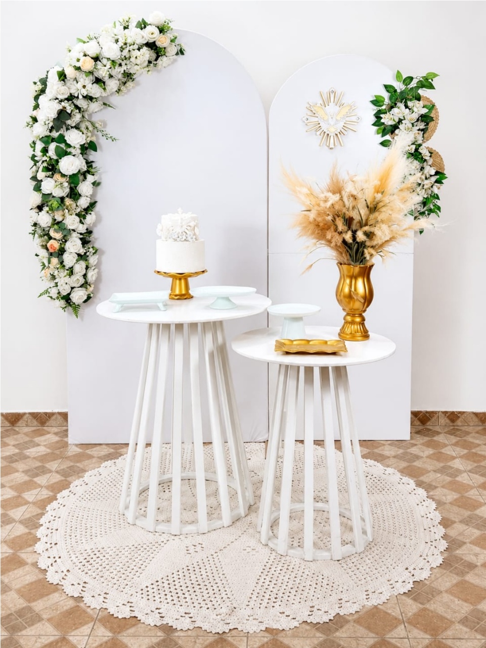 Composição Batizado Floral Branco - Modelo 5 - TudFestas