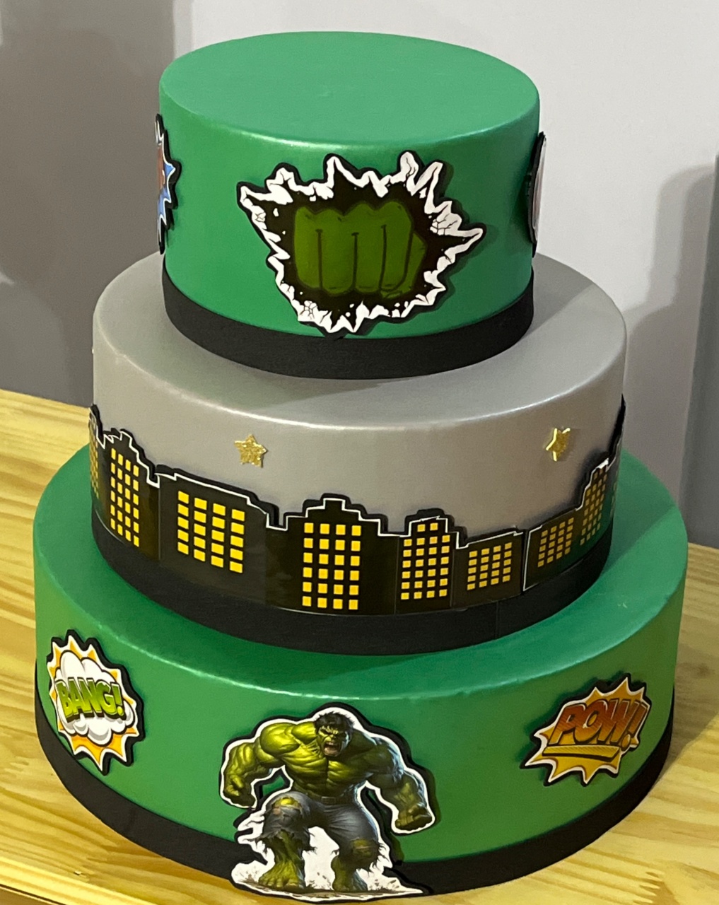 Bolo Fake Hulk - Ns Decorações Pegue e Monte