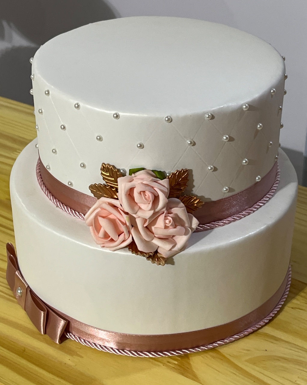 Bolo Fake Rose C/ Branco - Ns Decorações Pegue e Monte