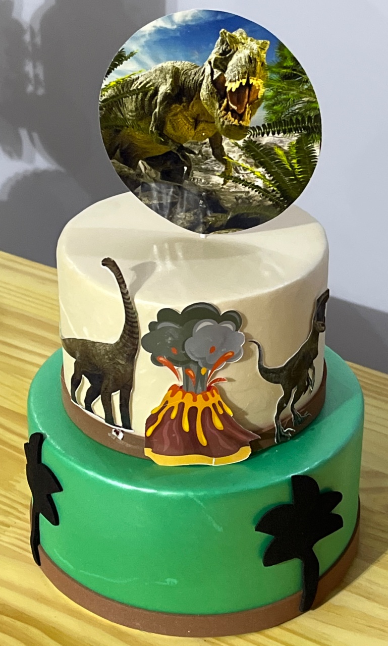 Bolo Fake Dinossauro - Ns Decorações Pegue e Monte