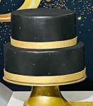 Bolo Fake Preto Com Dourado - imagem 2