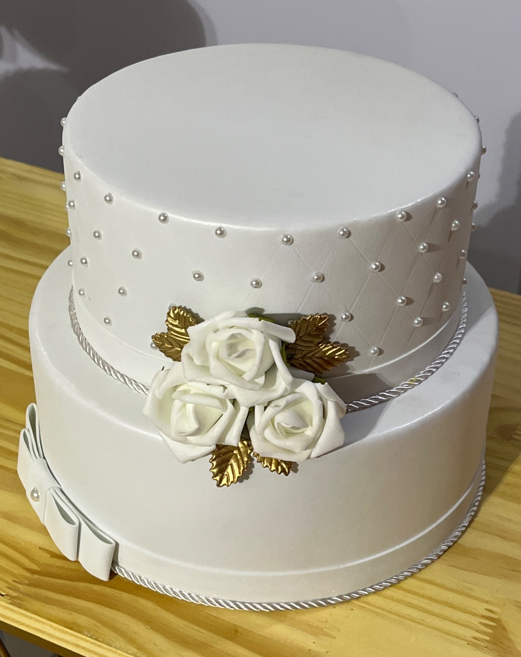 Bolo Fake Branco Detalhe Dourado - Ns Decorações Pegue e Monte