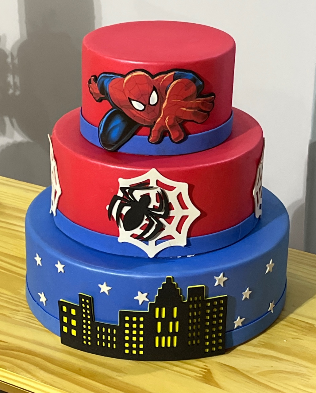 Bolo Fake Homem Aranha - Ns Decorações Pegue e Monte