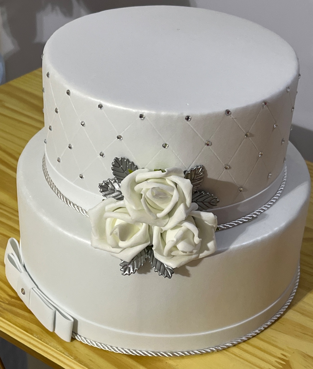 Bolo Fake C/ Detalhes Prata - Ns Decorações Pegue e Monte