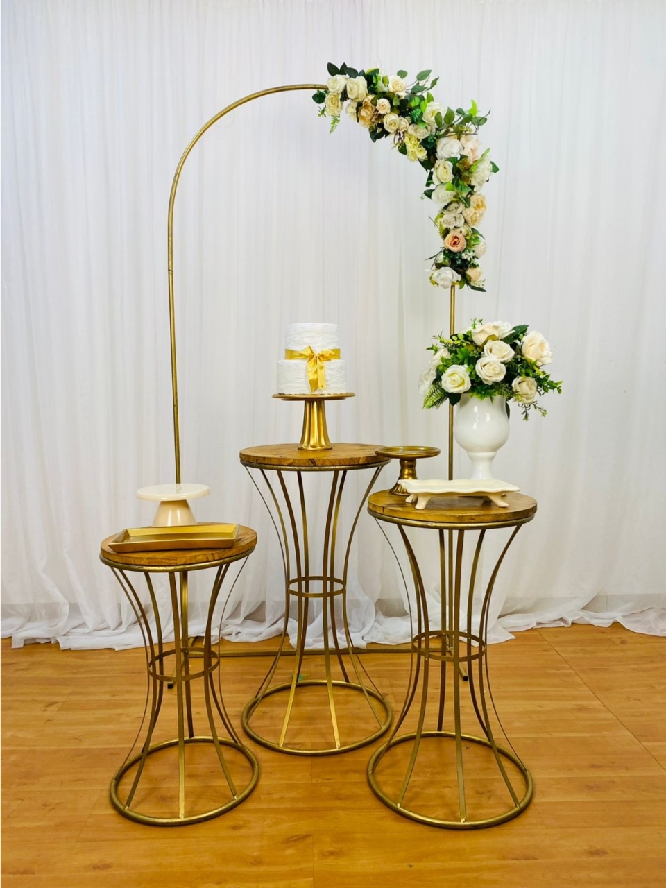 Composição Nude E Dourado - João e Maria Festas 