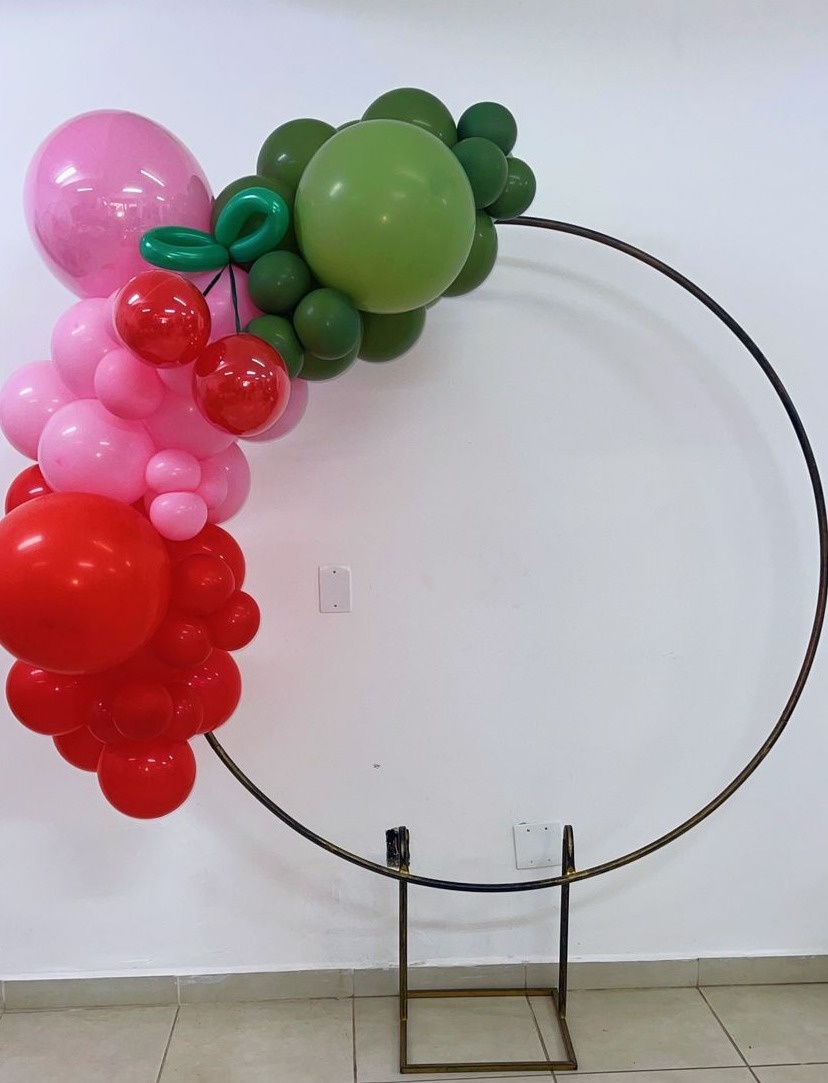 Arco de Balão Orgânico Com Encapsulado - João e Maria Festas 