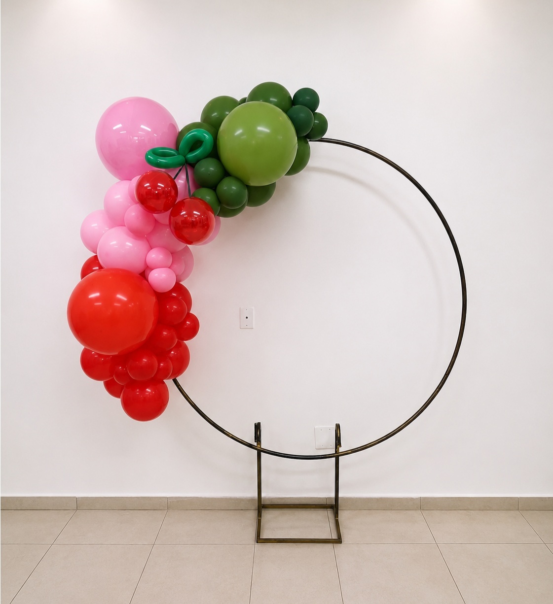 Arco de Balão Orgânico Com Encapsulado - João e Maria Festas 