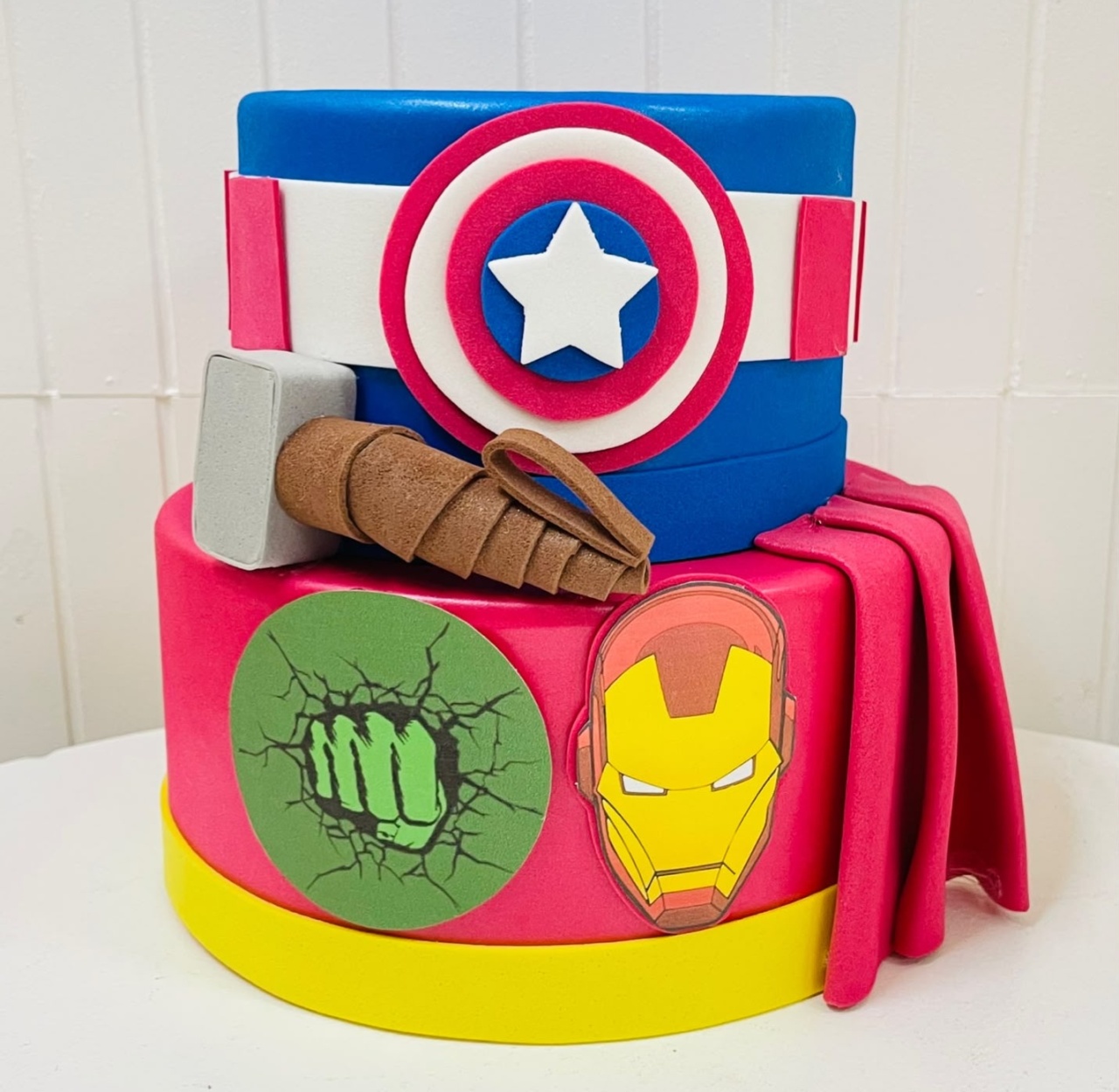 Bolo Fake - Vingadores - João e Maria Festas 