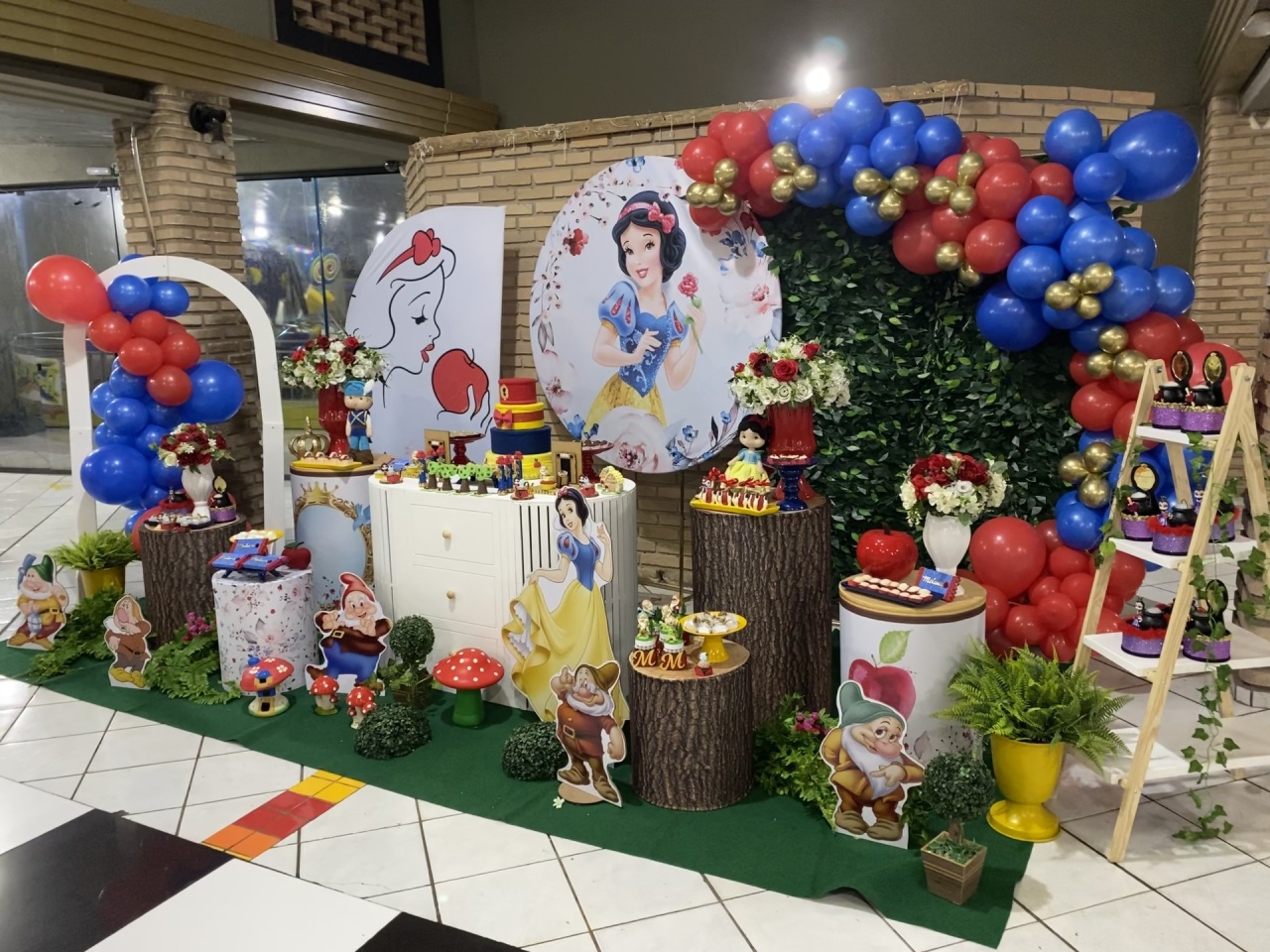 Branca de Neve -Composiçao / Montagem  - João e Maria Festas 