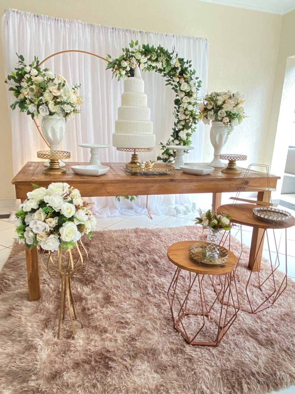 Casamento - Mesa Retangular Pé Quadrado - Arco de Coraçao 07 - João e Maria Festas 