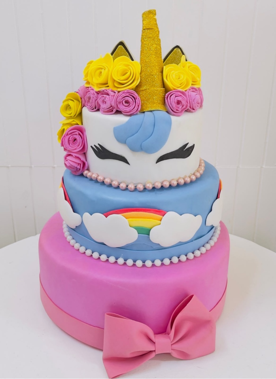 Bolo Fake - Unicornio - João e Maria Festas 