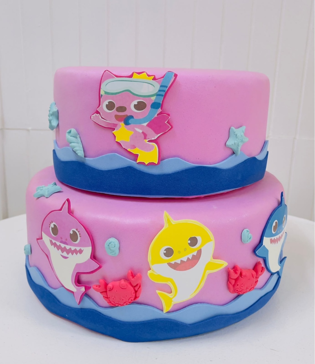 Bolo Fake - Baby Shark Rosa - João e Maria Festas 