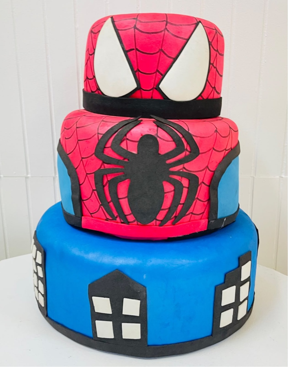 Bolo Fake- Homem Aranha - João e Maria Festas 